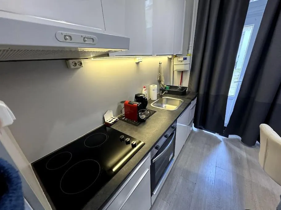 D40 Studio Budapest 0*,  Ungern